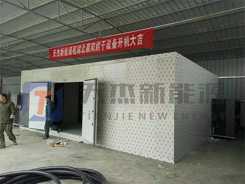 襄陽（yáng）藥材烘幹機客戶安裝現場